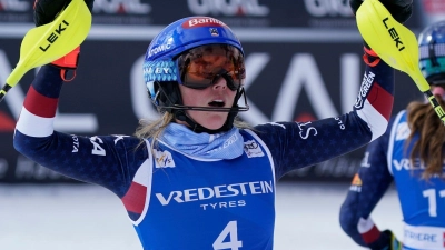 100 Weltcup-Siege: Mikaela Shiffrin konnte es zunächst selbst kaum glauben. (Foto: Piermarco Tacca/AP/dpa)