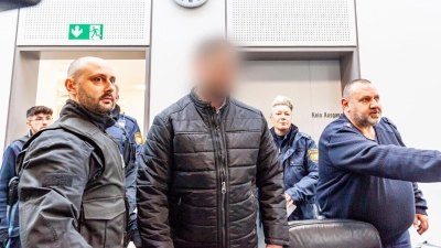 Ein angeklagter 25-Jähriger (M) kommt zum Mordprozess um die Tötung einer Doppelgängerin. Der Mann und eine Frau müssen sich vor dem Landgericht verantworten, weil sie gemeinsam eine 23-Jährige umgebracht haben sollen, damit die angeklagte Frau untertauchen kann. (Archivfoto) (Foto: Cornelia Hammer/dpa)