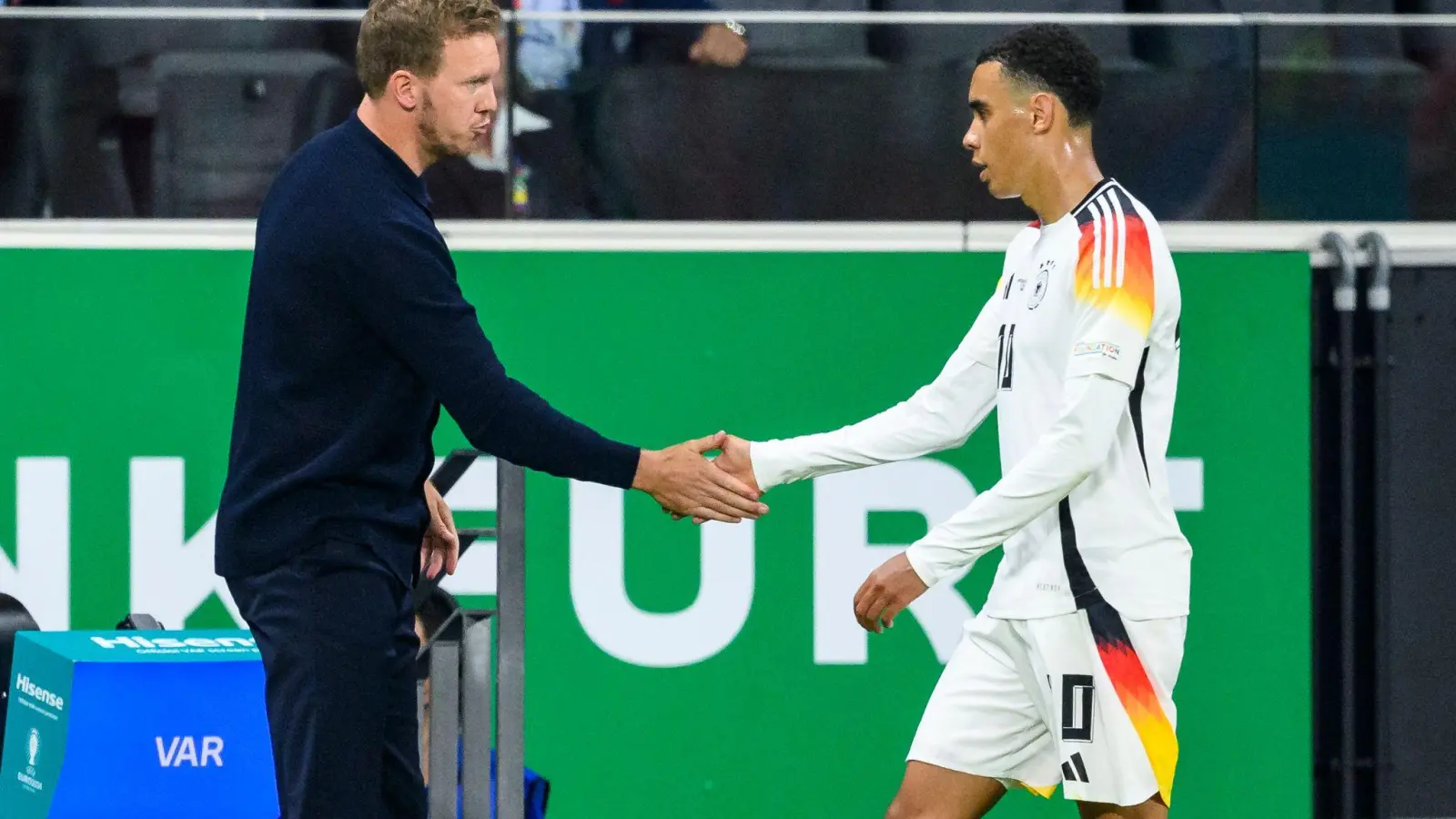 Julian Nagelsmann bedankt sich bei Jamal Musiala. (Archivbild) (Foto: Tom Weller/dpa)