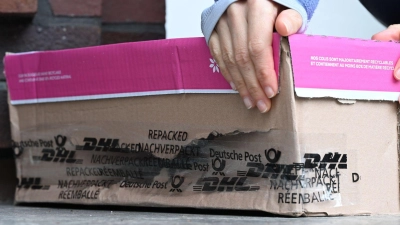 Das Paket ist endlich da, aber das ist kein Grund zur Freude: Sowohl der Karton als auch der Inhalt sind kaputt. (Foto: Wolf von Dewitz/dpa)