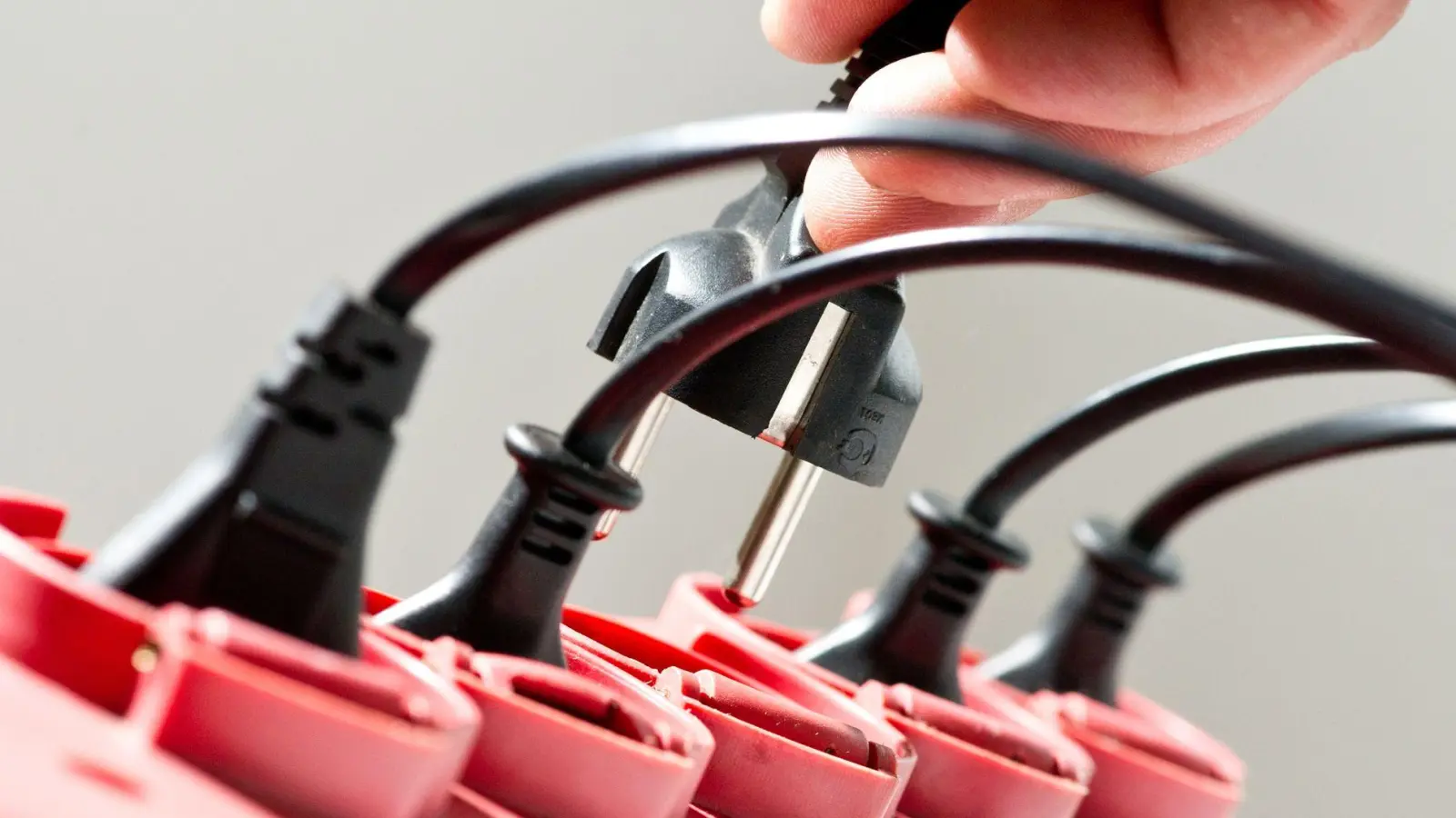 Hängen an einer Mehrfachsteckdose zu viele Geräte, kann die Leitung überlasten und im schlimmsten Fall einen Brand auslösen. (Foto: Franziska Gabbert/dpa-tmn)