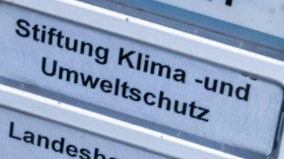 Das Klingelschild der Stiftung Klima- und Umweltschutz am Eingang eines Wohn- und Geschäftshauses. Die geplante Auflösung der Klimastiftung MV ist heftig umstritten. (Foto: Jens Büttner/dpa)