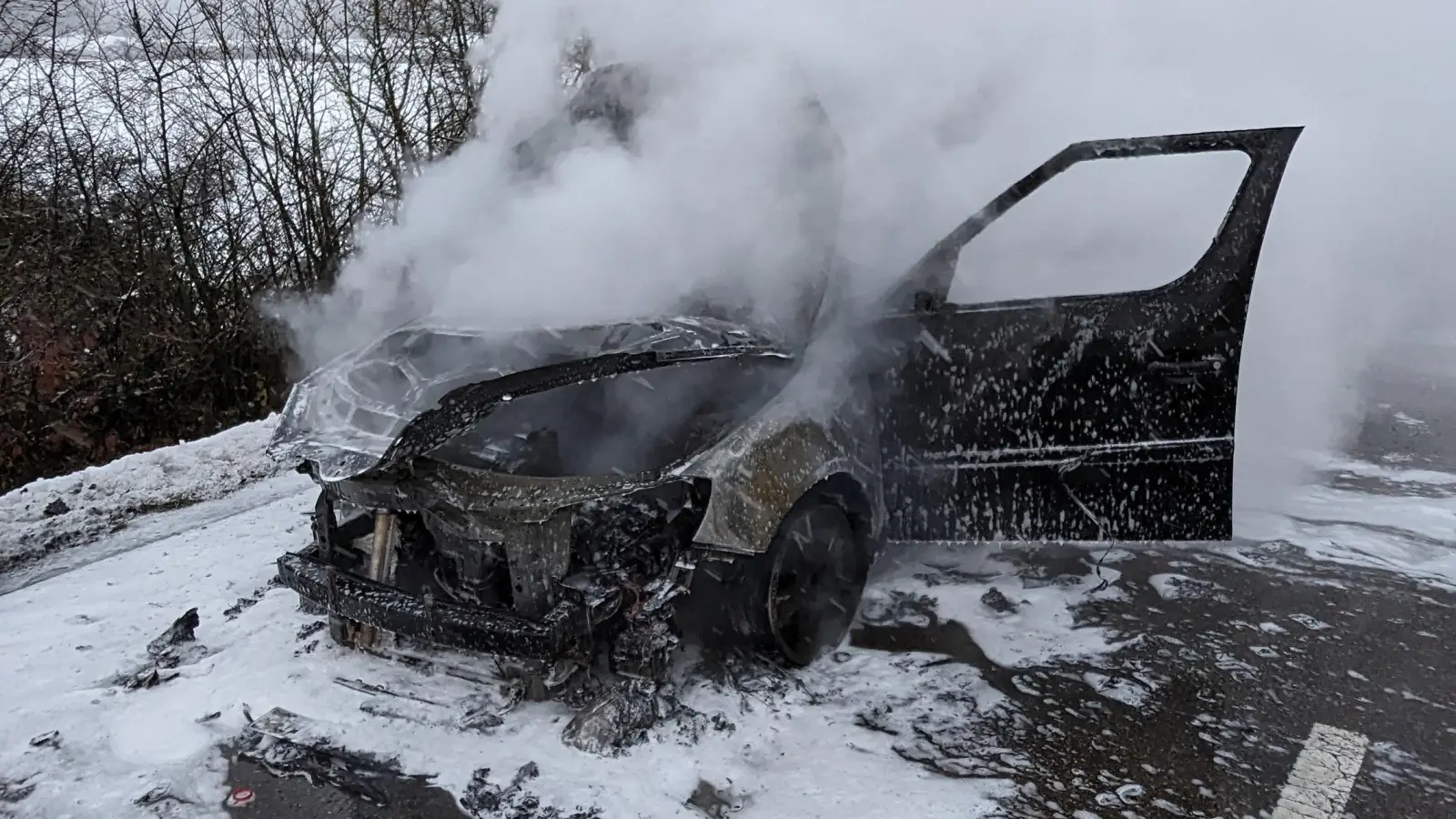 Völlig ausgebrannt ist am Dienstag Morgen ein Auto auf der Bundesstraße B13 bei Schmalenbach. (Foto: Christoph Tischer/FFW Lehrberg)