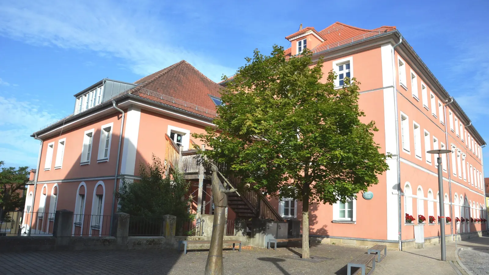 Im Obergeschoss des ehemaligen Landratsamts zieht demnächst das Bürgerbüro der Stadt Feuchtwangen ein und wird voraussichtlich am Montag, 28. Juli, den Betrieb aufnehmen. (Foto: Peter Tippl)