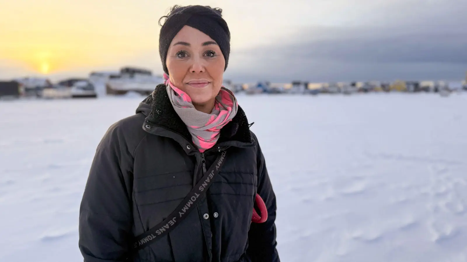 Falls die Amerikaner in Grönland einmarschieren, weiß Tillie Martinussen genau, was sie macht.  (Foto: Julia Wäschenbach/dpa)