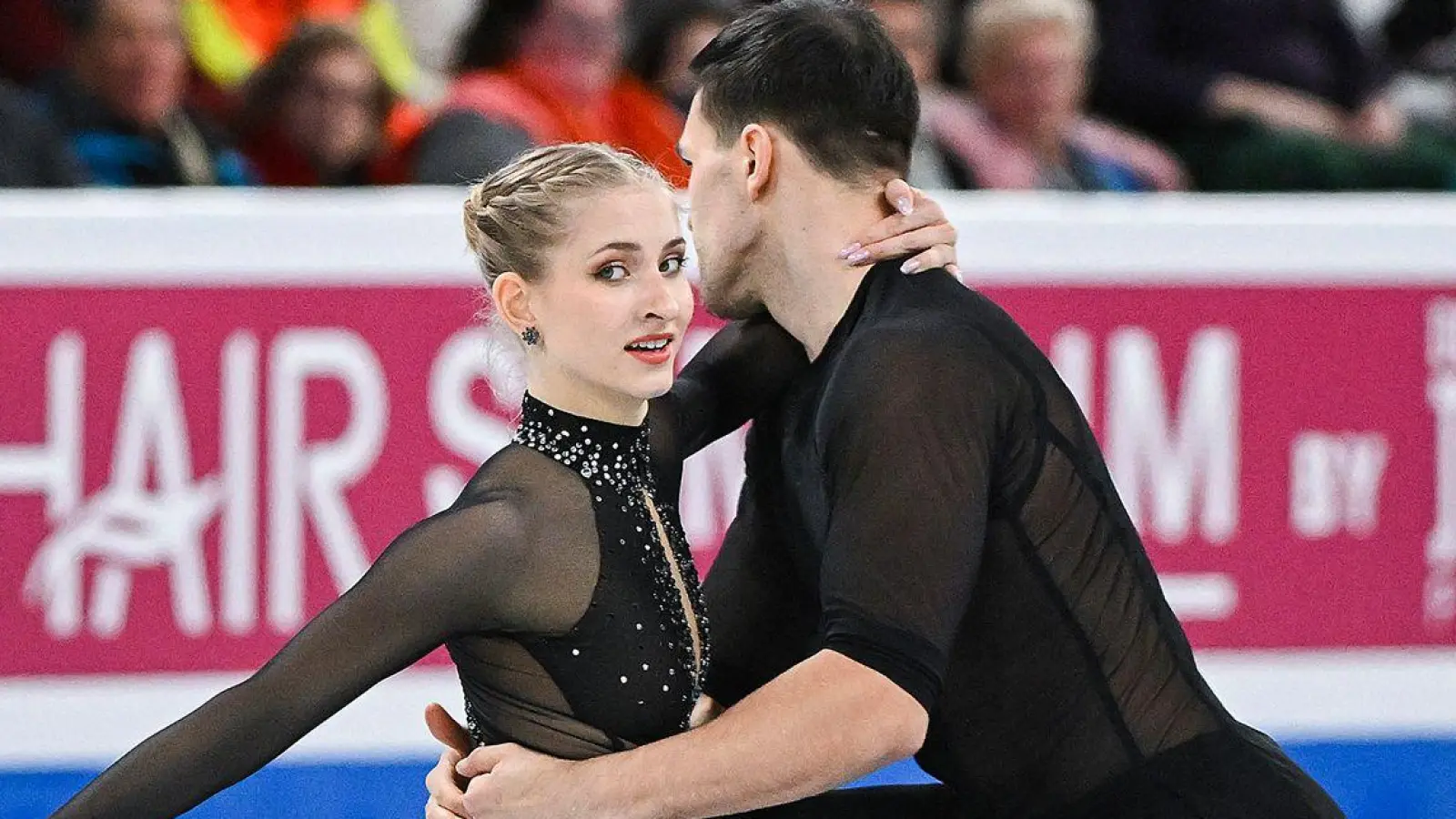 Die Eiskunstläufer Minerva Fabienne Hase und Nikita Wolodin haben bei der WM in Montreal die Bronzemedaille gewonnen. (Foto: Graham Hughes/The Canadian Press/AP/dpa)