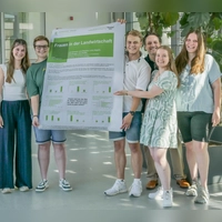 Wochenlang haben sich die Studierenden intensiv mit den Zahlen und Fakten beschäftigt. Ihre eigene Umfrage haben tausende Menschen ausgefüllt. Stolz präsentieren sie die Ergebnisse (von links): Lena Klemens, Cora Brugger, Luis Scherzer, Professor Dr. Jörg Rühle, Luisa Siegelin und Jana Stöffler. (Foto: Klaus-Peter Wilbois)