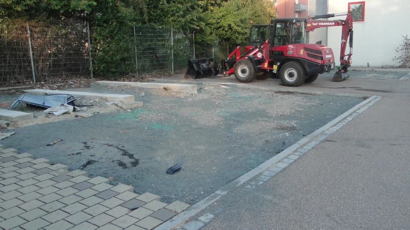 Wo die Anbauhalle für die Katastrophenschutz-Fahrzeuge entstehen soll, wird zurzeit das Pflaster der Parkplätze entfernt. (Foto: Winfried Vennemann)