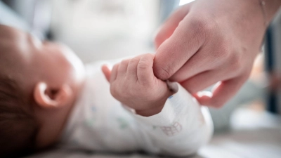 Viele Menschen wünschen sich, ein Leben mit Kindern zu führen. (Archivbild) (Foto: Fabian Strauch/dpa)