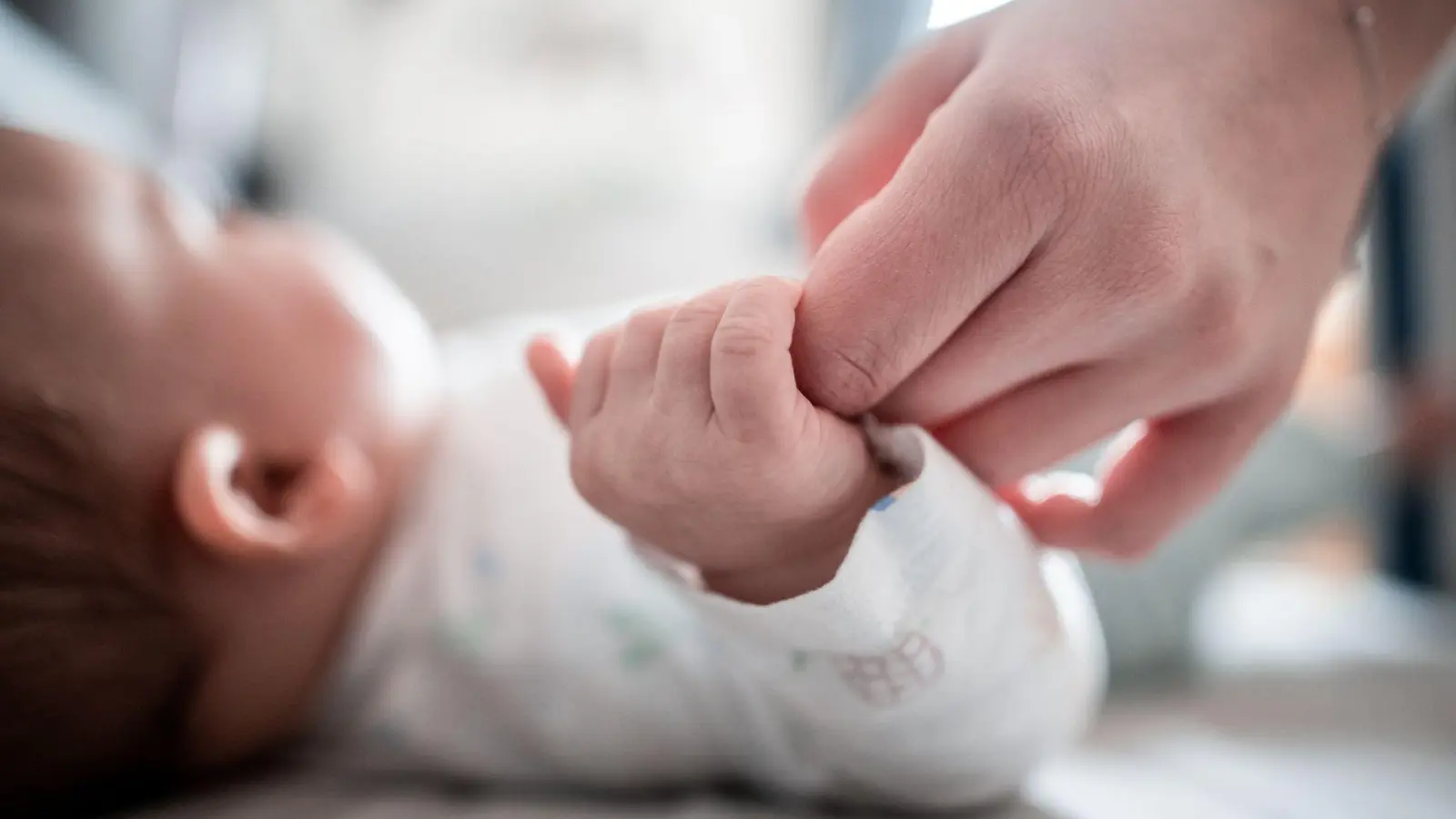 Viele Menschen wünschen sich, ein Leben mit Kindern zu führen. (Archivbild) (Foto: Fabian Strauch/dpa)