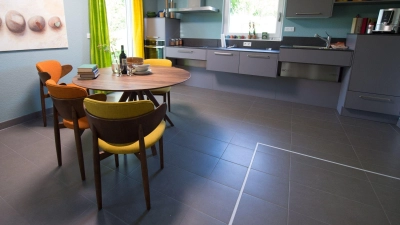 Der Fußboden sollte frei von Stolperfallen sein. Auch rutschfeste Fliesen in Küche und Bad können für eine bessere Trittsicherheit sorgen. (Foto: Wolfram Kastl/dpa/dpa-tmn)