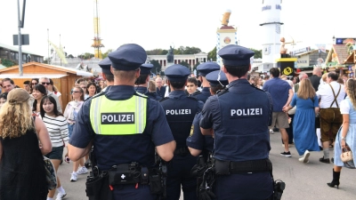Der Sicherheitsdienst begleitete den Tatverdächtigen und seinen Begleiter aus dem Festzelt. (Symbolbild) (Foto: Felix Hörhager/dpa)