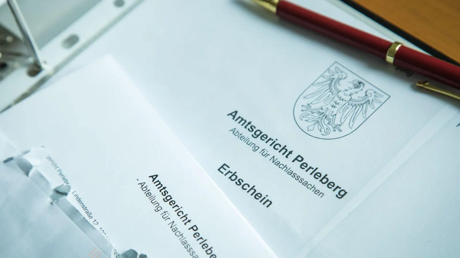 Erbschaften müssen dem Finanzamt innerhalb von drei Monaten gemeldet werden: Die Frist gilt auch für Vermächtnisse. (Foto: Christin Klose/dpa-tmn)