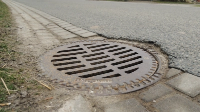 Vermutlich drang Gestank nach Faulgasen aus der Kanalisation in Elpersdorf. (Symbolbild: Peter Zumach)