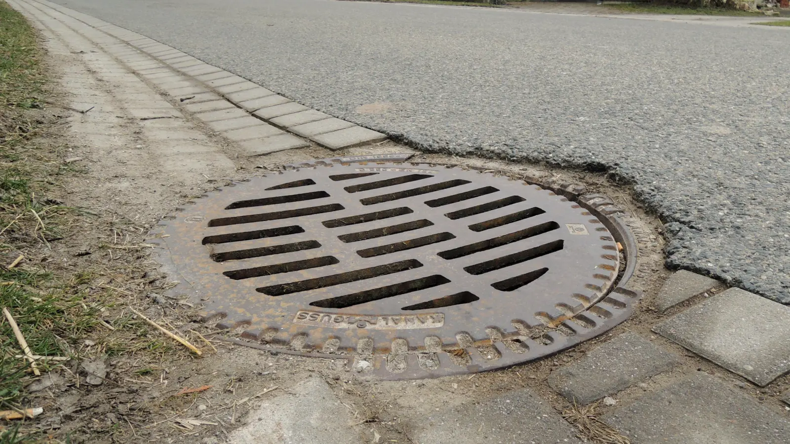 Vermutlich drang Gestank nach Faulgasen aus der Kanalisation in Elpersdorf. (Symbolbild: Peter Zumach)