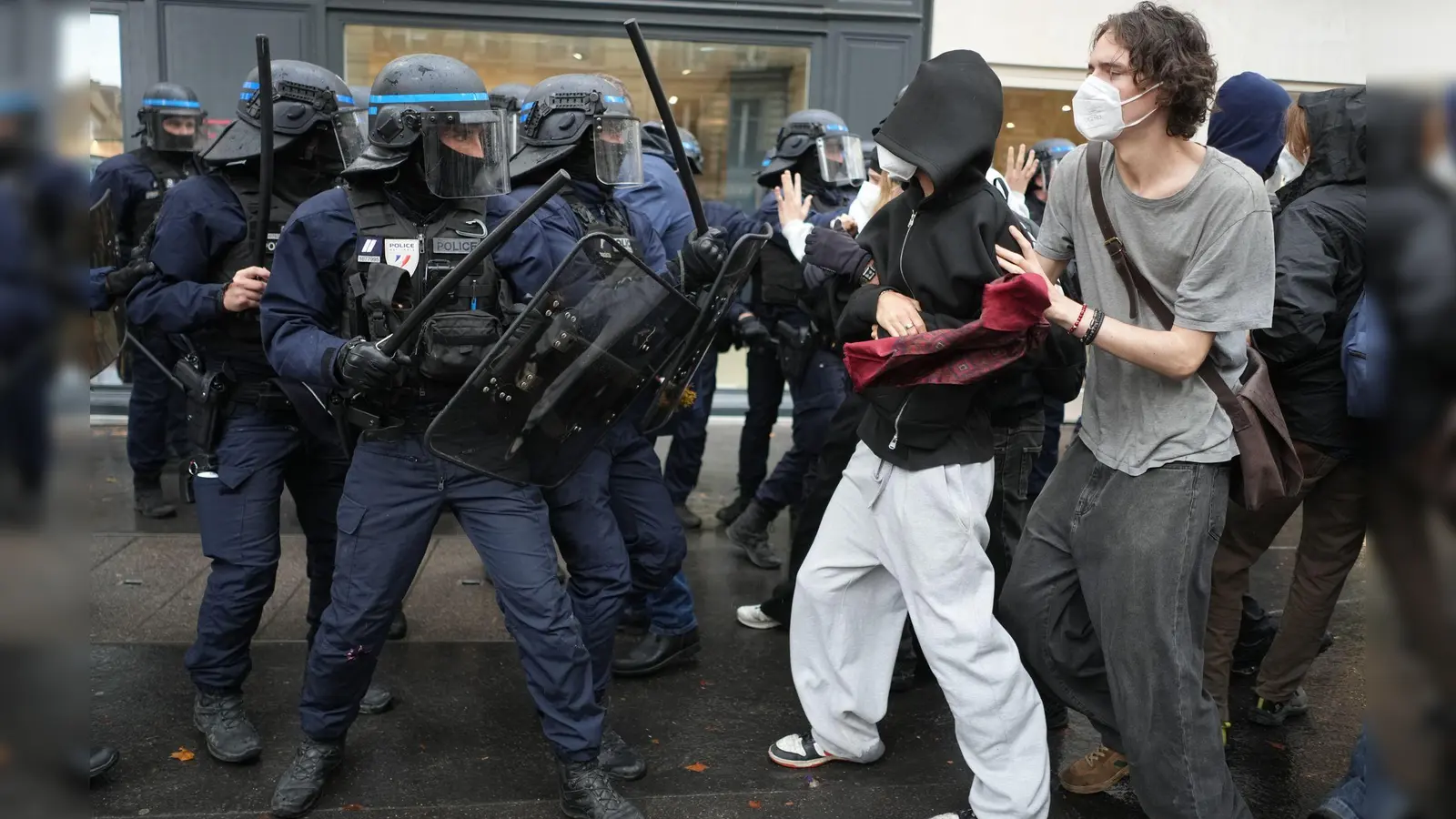 Vor der Pariser Elitehochschule Sciences Po gerieten Studenten und Polizisten aneinander. (Foto: Thibault Camus/AP/dpa)