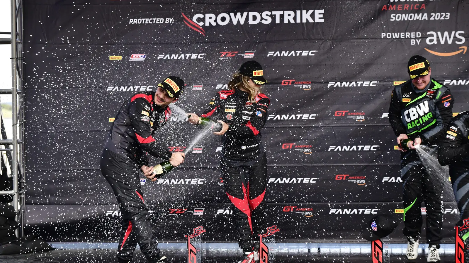 Rituelle Sektdusche: Mario Farnbacher (links) mit Teamkollegin Ashton Harrison. (Foto: Chris Green)