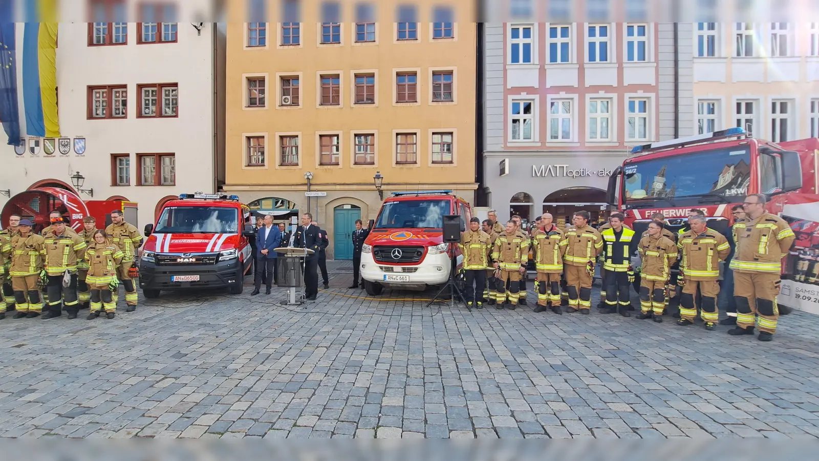 Zuwachs für den Fuhrpark der Ansbacher Feuerwehr: Die Einsatzkräfte dürfen künftig einen Großlüfter, einen Einsatzleitwagen, einen CBRN-Erkundungswagen und einen Versorgungs-Lkw Strom (von links) ihr Eigen nennen. (Foto: Florian Schwab)