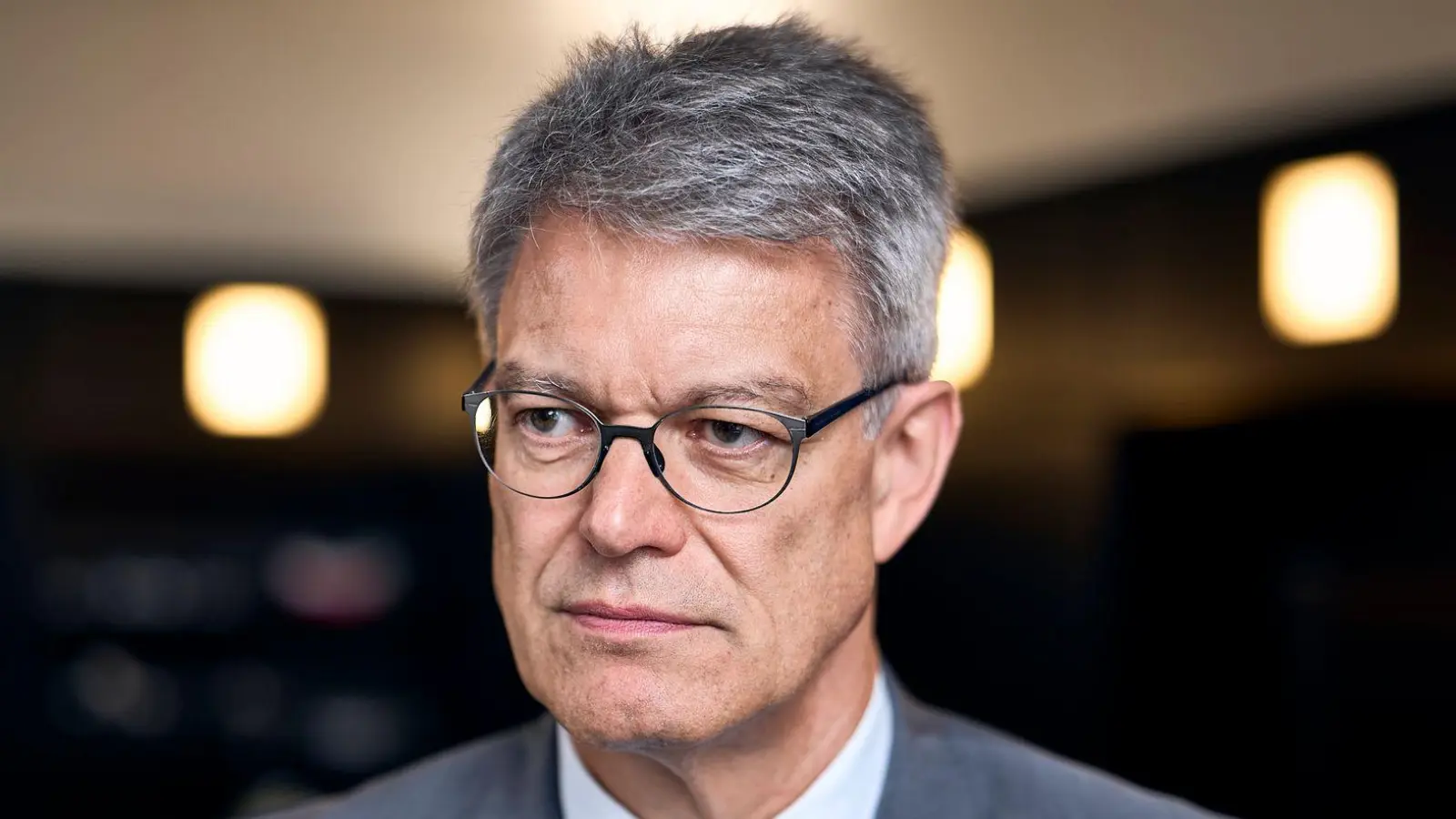 „Der beste Hitzeschutz ist, technisch auf dem neuesten Stand zu sein“: Bundesverkehrsminister Patrick Schnieder. (Foto: Michael Ukas/dpa)