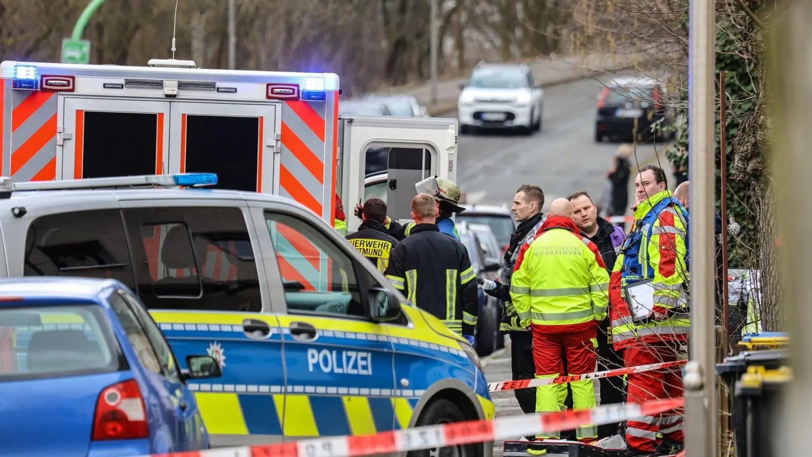 Nach einem tödlichen Schuss bei einem Polizeieinsatz sichern Einsatzkräfte die Stelle ab. (Foto: Alex Talash/dpa)