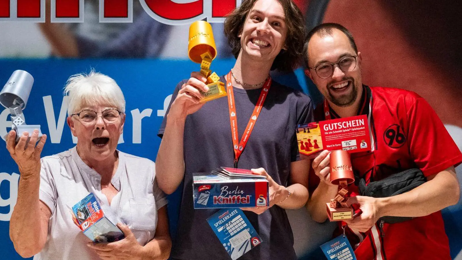 Die Besten: Katharina Lehmann (2. Platz, l-r), Lennart Fiedler (1. Platz), und Nico Richard (3. Platz). (Foto: Christophe Gateau/dpa)