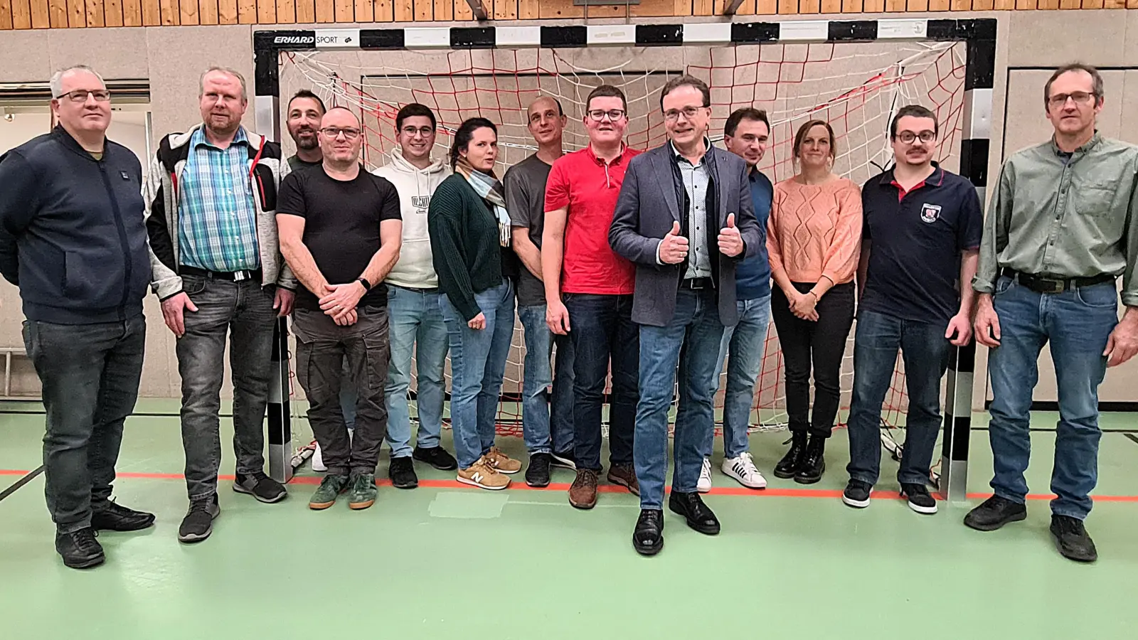 Aufstellung vor dem Tor: Das Foto zeigt Bürgermeisterkandidat Andreas Schott (vorne) mit den nominierten Listenkandidatinnen und -kandidaten. (Foto: Margit Schwandt)
