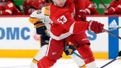 Detroit-Verteidiger Moritz Seider (53) schießt. (Foto: Carlos Osorio/AP/dpa/Archivbild)