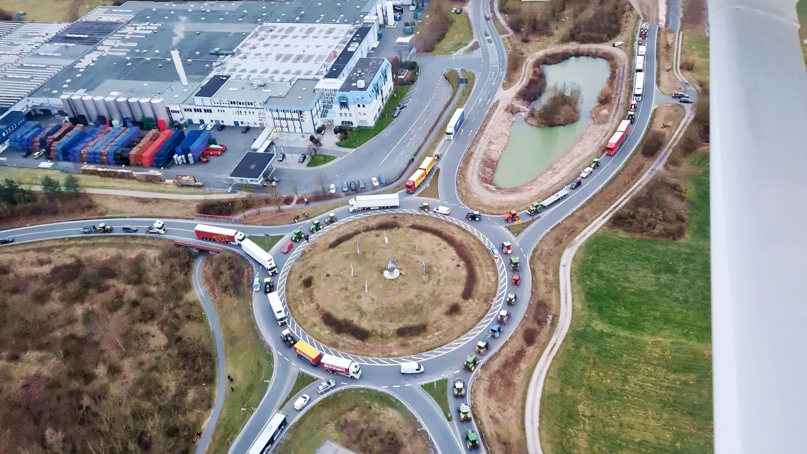 In Neustadt haben am Montagmorgen zahlreiche Landwirte mit ihren Traktoren die Hauptverkehrsadern weitgehend lahmgelegt. (Foto: Flugsportgruppe Neustadt/Maximilian Graf)