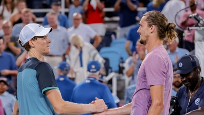 Alexander Zverev (r) spricht erstmals über die positiven Dopingtests von Jannik Sinner. Zuletzt musste der Deutsche sich seinem Kontrahenten im Halbfinale von Cincinnati geschlagen geben. (Foto: Scott Stuart/ZUMA Press Wire/dpa)