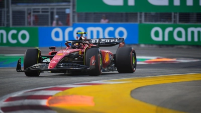 Sicherte sich die Pole Position in Singapur: Carlos Sainz. (Foto: Vincent Thian/AP/dpa)