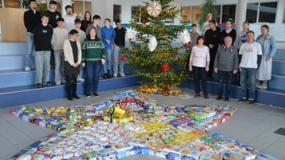 Am vorletzten Schultag hatten die Schülerinnen und Schüler der Klasse 9a der Dietrich-Bonhoeffer Realschule wieder einen Stern der Hoffnung mit Lebensmitteln aufgebaut. Helferinnen und Helfer holten die Waren für die Tafel-Ausgabestellen ab. (Foto: Christa Frühwald)