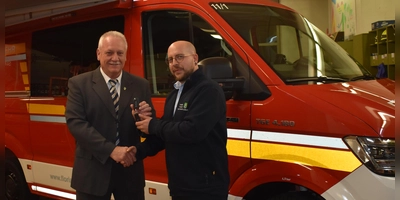 Der Kommandant der Neustädter Feuerwehr Florian Brandt (rechts), hier bei der Schlüsselübergabe für das neue Mehrzweckfahrzeug mit Bürgermeister Klaus Meier, wird neuer Kreisbrandinspektor im Abschnitt A des Landkreises (Archivbild: Ute Niephaus)