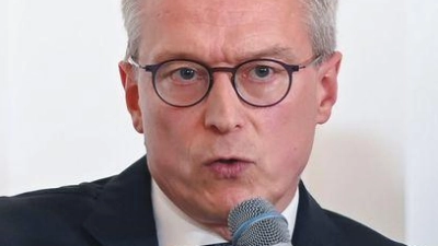 „Deutschland hat über Jahrzehnte bürokratischen Beton angehäuft – jetzt müssen wir ihn konsequent abtragen“, schreibt Digitalminister Wildberger an seine Kabinettskolleginnen und -kollegen. (Archivbild) (Foto: Katharina Kausche/dpa)