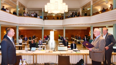 Der Ansbacher Stadtrat bei der konstituierenden Sitzung am 5. Mai 2020 - hier bei der Vereidigung von Oberbürgermeister Thomas Deffner durch den „Alterspräsidenten” Friedmann Seiler. (Archivbild: Jim Albright)