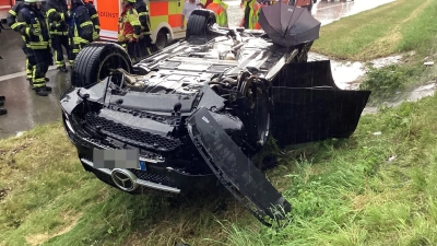 Auf der A7 ereignete sich während eines Gewitters am Mittwoch ein Unfall, bei dem eine Person eingeklemmt wurde. (Foto: FFW Uffenheim)