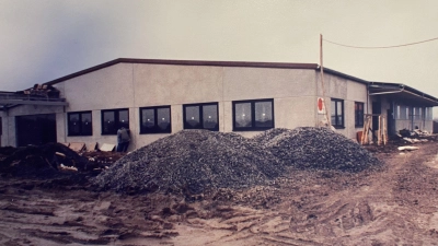 Jörg Hohbaums Kabelfabrik in Scheinfeld 1987 im Bau. Seit etlichen Jahren nutzt ein Sanitätshaus das Gebäude. (Foto: Jörg Hohbaum)