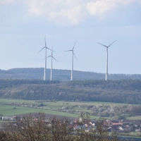 Windkraftanlagen mit Bürgerbeteiligung wie hier am Enzlarer Berg gibt es im Landkreis Neustadt/Aisch-Bad Windsheim schon etliche. Nun erwägt auch der Landkreis, sich an solchen Projekten zu beteiligen&nbsp;– und möglichst davon auch finanziell zu profitieren.  (Archivbild: Andreas Reum)