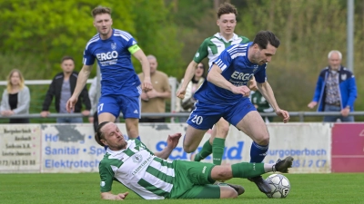 Bei den Derbys zwischen Burgoberbach (in Grün Christian Strohhofer) und Neuses (in Blau David Scherb) geht es immer zur Sache, am Mittwoch im Toto-Pokal. (Foto: Martin Rügner)