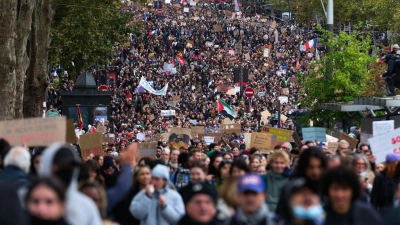 Die Polizei betrachtet auch die Demonstrationen in Frankreich, wie etwa hier in Paris. (Symbolbild) (Foto: Marcus Golejewski/dpa)