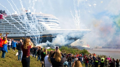 Das neue Kreuzfahrtschiff „Disney Treasure“ wird mit einem Feuerwerk von der Meyer Werft in Papenburg verabschiedet. (Foto: Sina Schuldt/dpa)