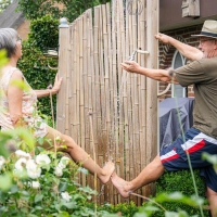 Wohltuend bei schweren Beinen an heißen Tagen: eine kühlende Dusche.  (Foto: Benjamin Nolte/dpa-tmn)