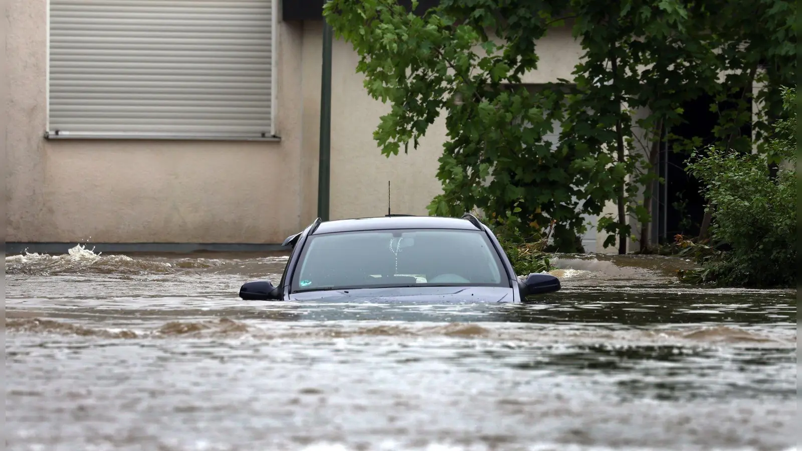 Das Hochwasser der Mindel hatte Teile Offingens Anfang Juni überflutet. (Archivbild) (Foto: Karl-Josef Hildenbrand/dpa)