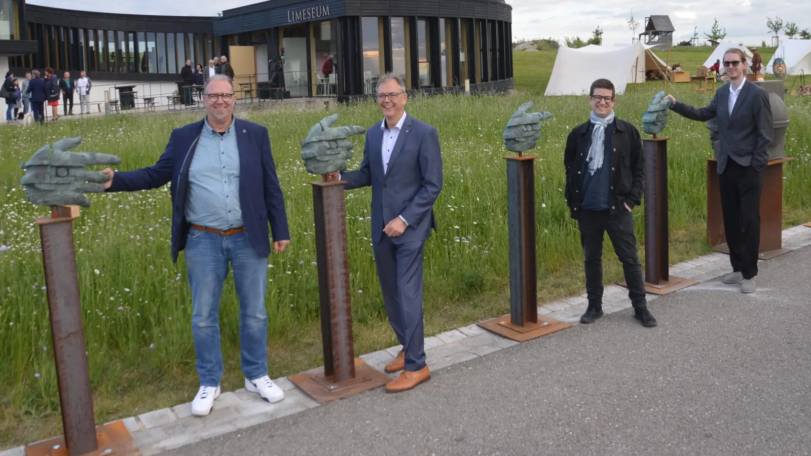 Viel zu entdecken und zu betrachten ermöglicht die neue Sonderausstellung „Timeless Power“ der Skulpturen von Gunther Stilling im Limeseum auch für (von links) Dr. Matthias Pausch, Bernd Großmann, Ivo Stilling und Markus Trodler. (Foto: Peter Tippl)