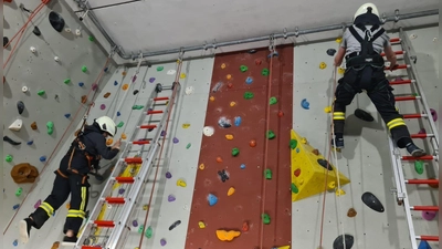 Mitglieder der Freiwilligen Feuerwehr trainierten im Kletterturm der Sektion Dinkelsbühl im Deutschen Alpenverein. (Foto: Matthias Lammel)