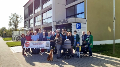 Zur Fraktionssprecherversammlung waren Gegner und Gegnerinnen des Baugebiets „Am Bäckerholz“ eingeladen worden. Mit ihrem neuen Banner postierten sie sich vor dem Rathaus. (Foto: privat)