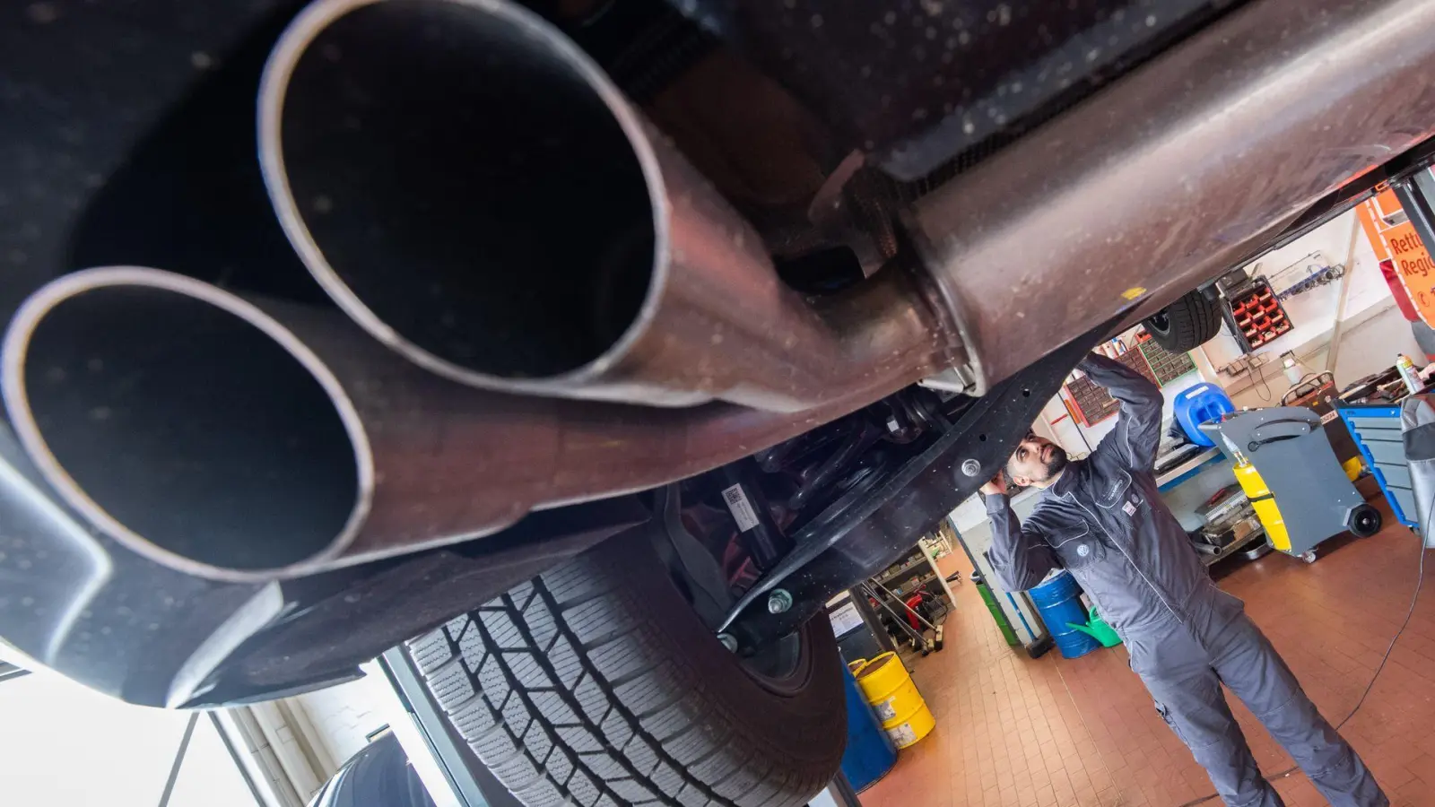 Autoreparaturen sind in den vergangenen Jahren sehr viel teurer geworden, und in der Folge auch die Kfz-Versicherung. (Symbolbild) (Foto: Julian Stratenschulte/dpa)