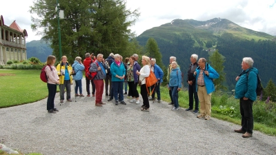 „Hoch droben auf dem Berg“: Mit der Schatzalp-Bahn ging es zur Hochgebirgsklinik bei Davos. Reiseleiterin Heidi Wallner (mit orange-farbener Tasche) erzählte den Reiseteilnehmern die Geschichte und lud zu einem Waldspaziergang ein. (Foto: Christa Frühwald)