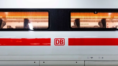 Für hundert Euro im ICE zu fünft durch Deutschland und zurück - damit will die Bahn bei Familien punkten. (Archivbild) (Foto: Michael Matthey/dpa)