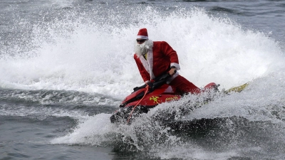 Der als Nikolaus verkleidete Feuerwehrmann ist Rettungsschwimmer (Foto aktuell). (Foto: Bruna Prado/AP Photo/dpa)