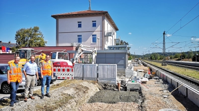 Die Kanten für den neuen höheren Bahnsteig sind gesetzt (rechts). Vom Stand der Arbeiten machte sich Bürgermeister Jürgen Geier (Mitte) bei einem Treffen mit den Bahn-Vertretern Björn Matthäi (links) und Michael Wüst ein Bild. (Foto: Jürgen Binder)